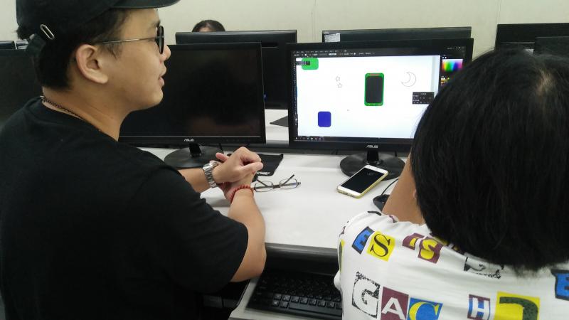 講師協助學員排解問題