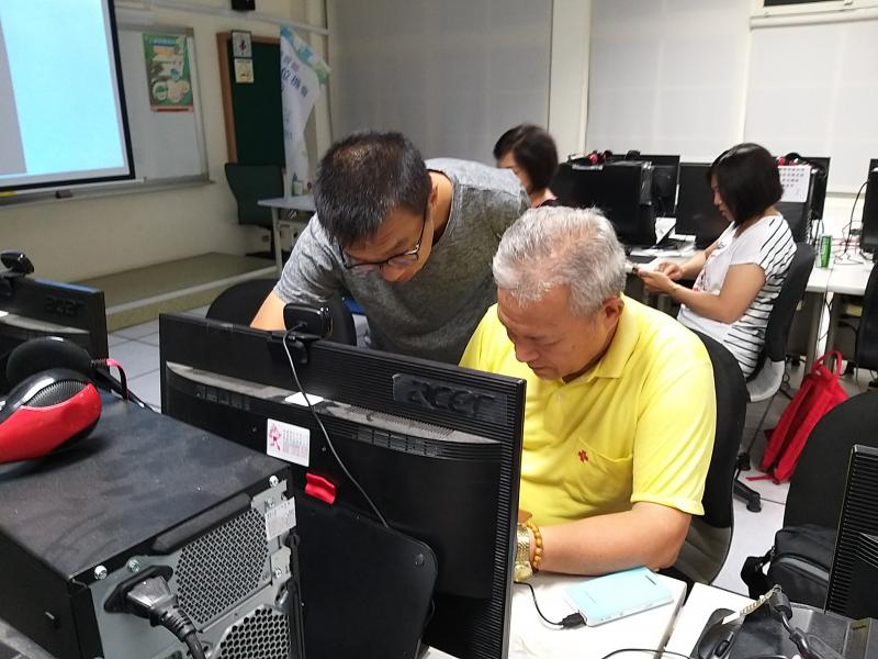 講師教導學員如何下載資料