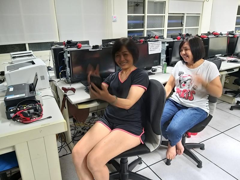 學員使用抖音玩的很開心