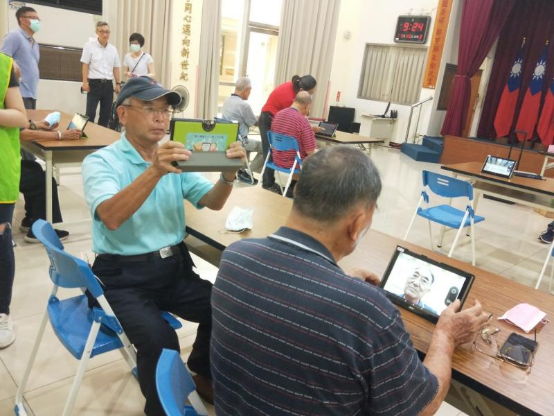 學員認真摸索學習拍照