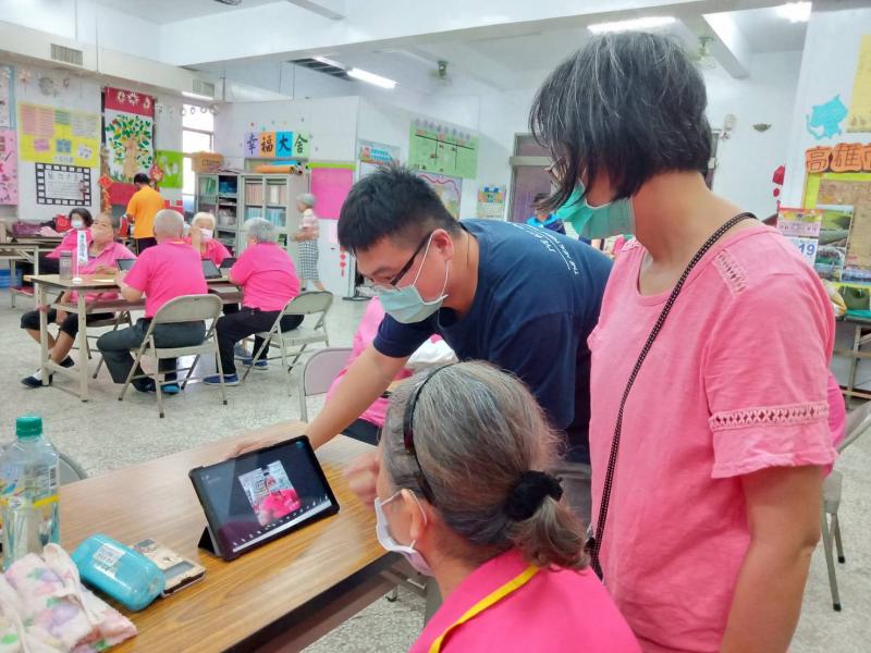 老師教長輩如何使用自拍功能