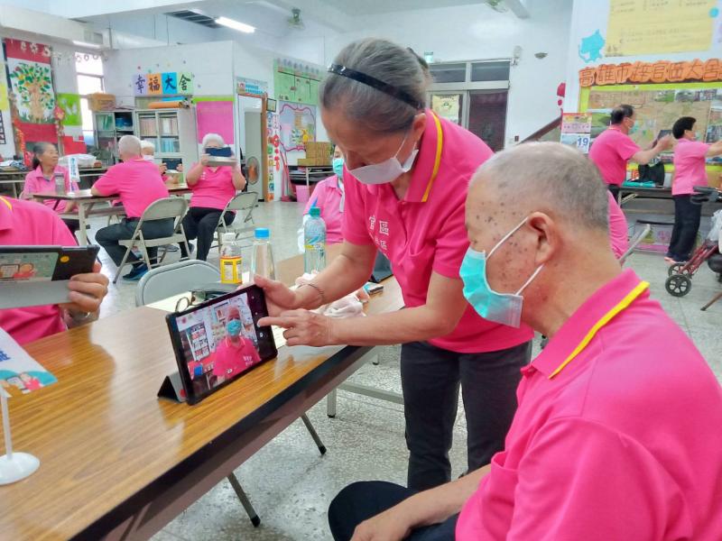 阿嬤當起小老師教阿公自拍