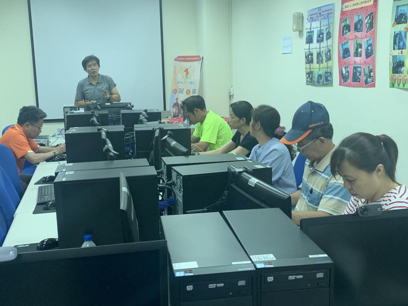 學員聽講師講解網路行銷概念