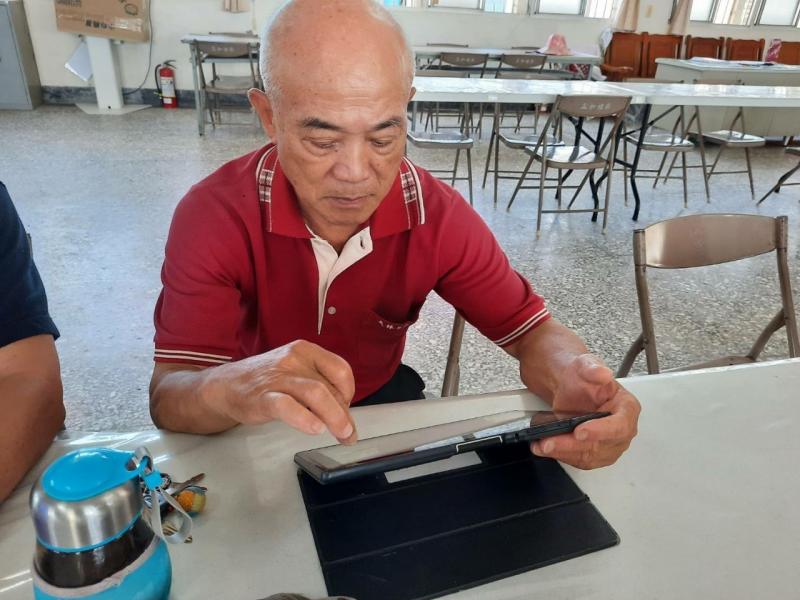 想起年輕時,沒啥機會用到電腦，沒想到現在訂票購物,動滋卷都要上網申請,快!蘭數位機會中心免費學習!