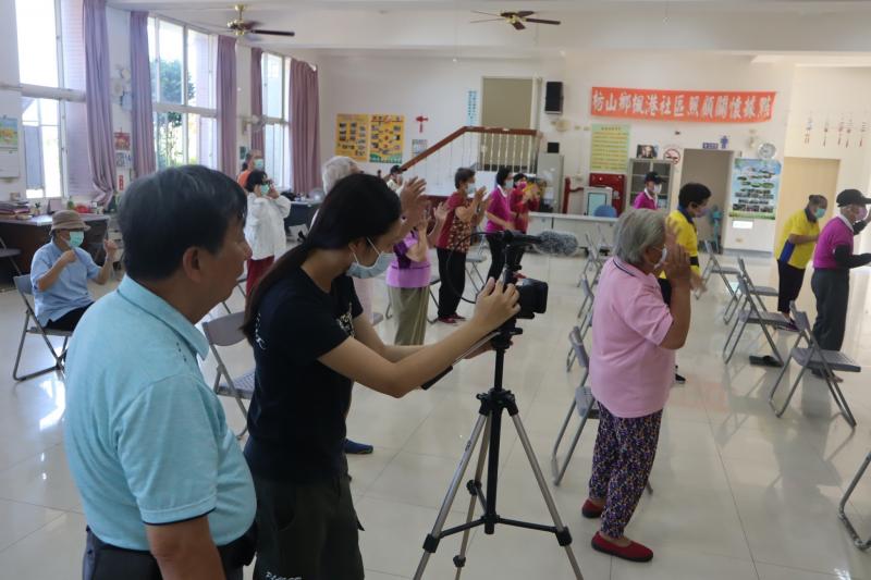 老師現場指導學員拍攝技巧運用，由學員實際操作。