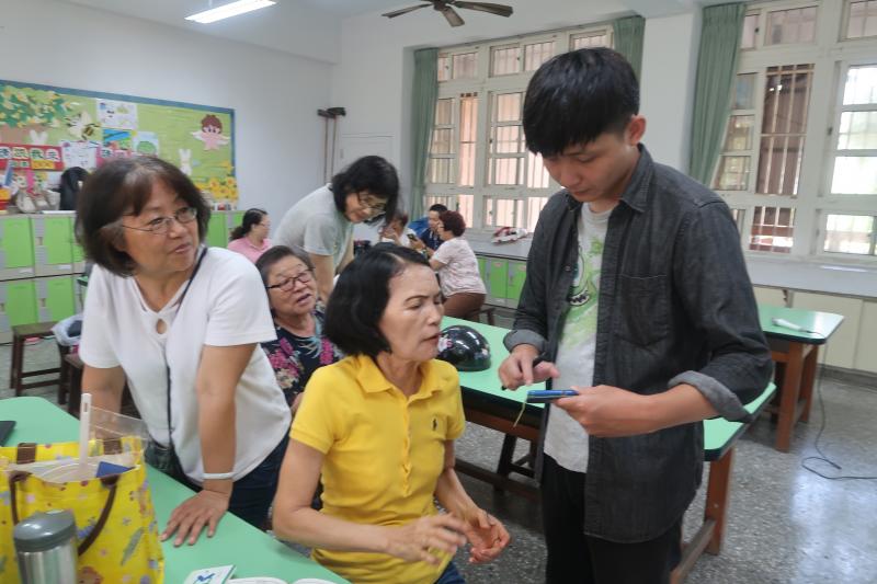 小鐘老師 協助設定學員的台灣PAY APP