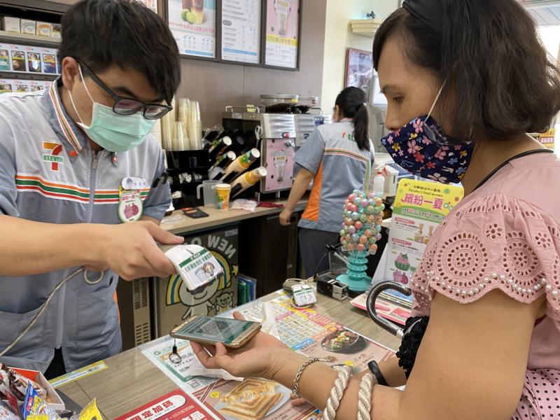 學員利用手機開啟二維條碼讓店員掃描