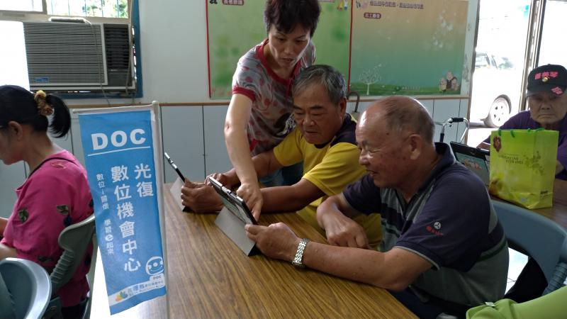 助教在旁輔助學習