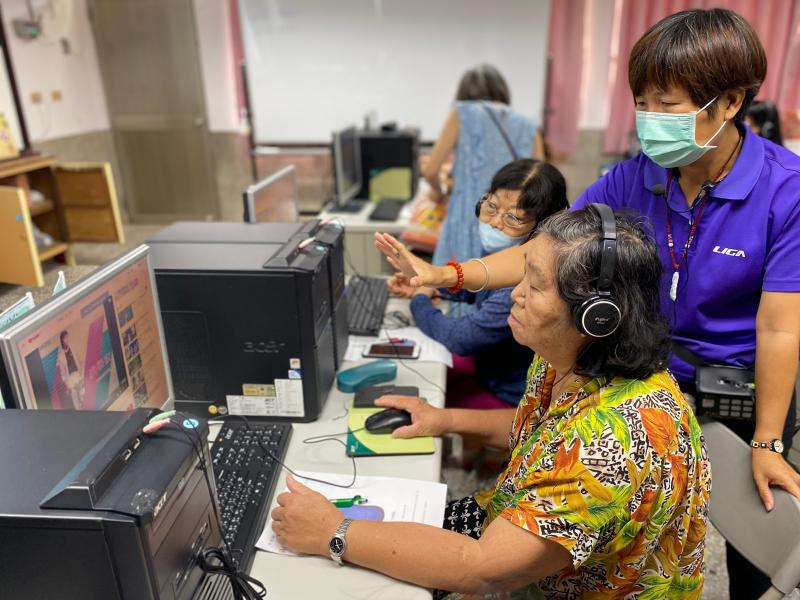 老師指導學員從網路上搜尋喜歡的歌曲