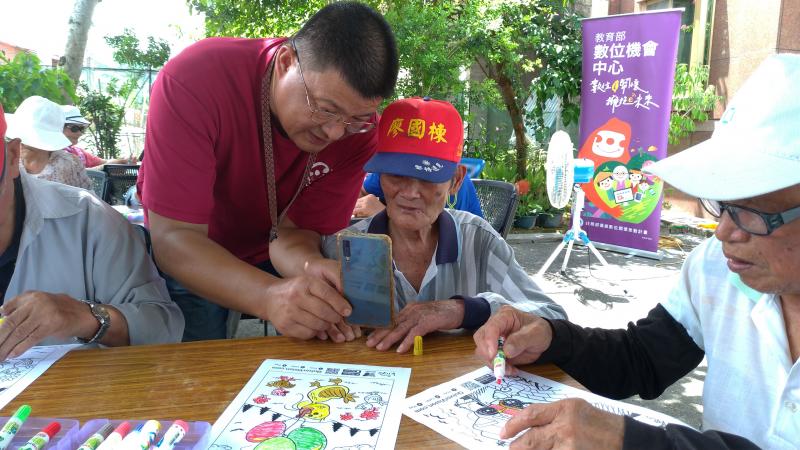 老師以手機APP介紹