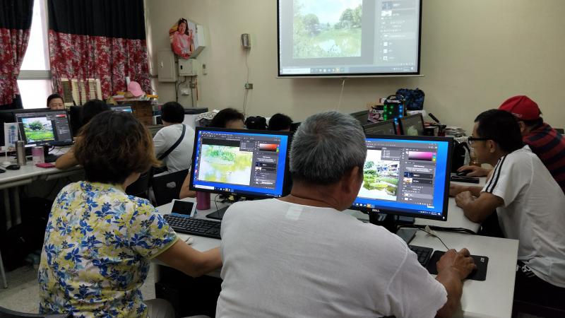 學員在photshop上運用水彩筆刷與特效完成修圖