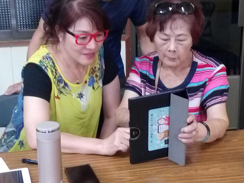 囿於年長者學習速度較慢，旁邊陳姊妹毅然決然放下自己的平板電腦，逐一協助指導老同學，操作老師指定作業。