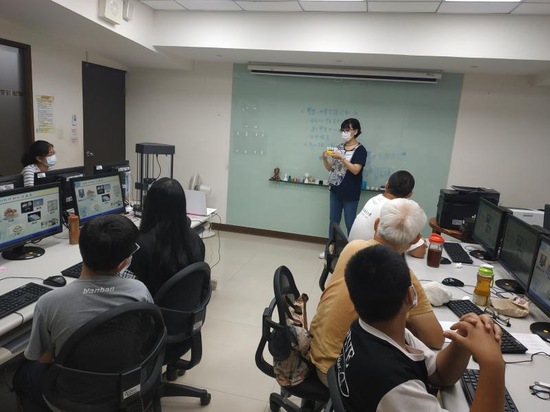 老師帶了很多小作品來展示