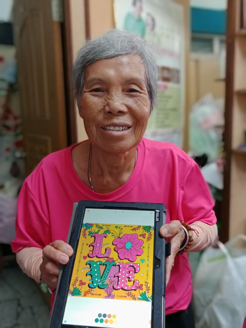 平常不苟言笑的曾秀月阿嬤玩平板居然笑了