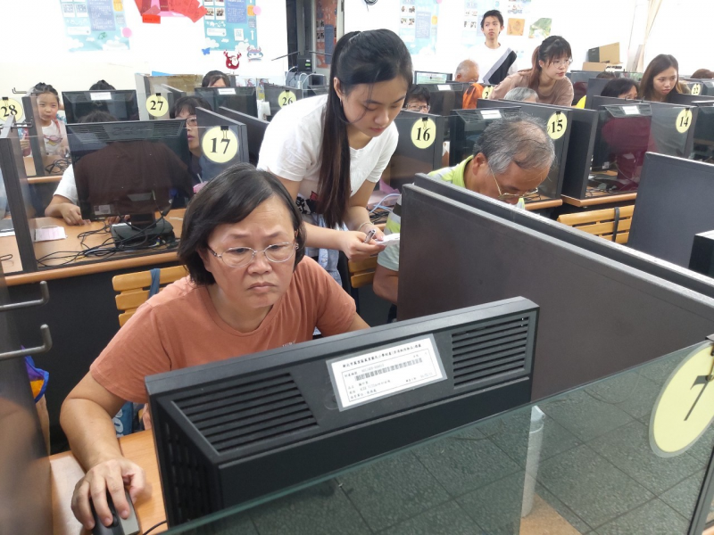 老師用 PowerPointo做隨身的寫真書,和用自己的照片做桌遊