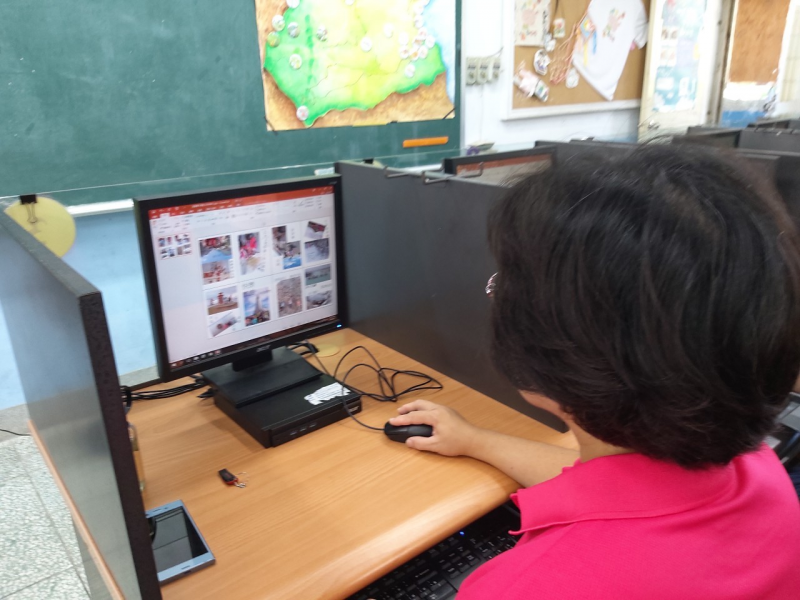 老師用 PowerPointo做隨身的寫真書,和用自己的照片做桌遊,學員們都認真學習