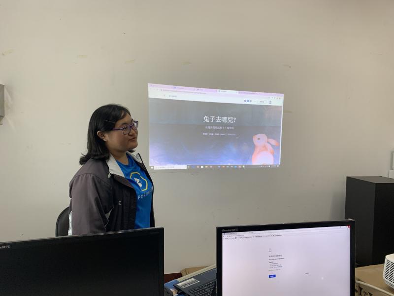 老師拿自己的故事地圖作品示範