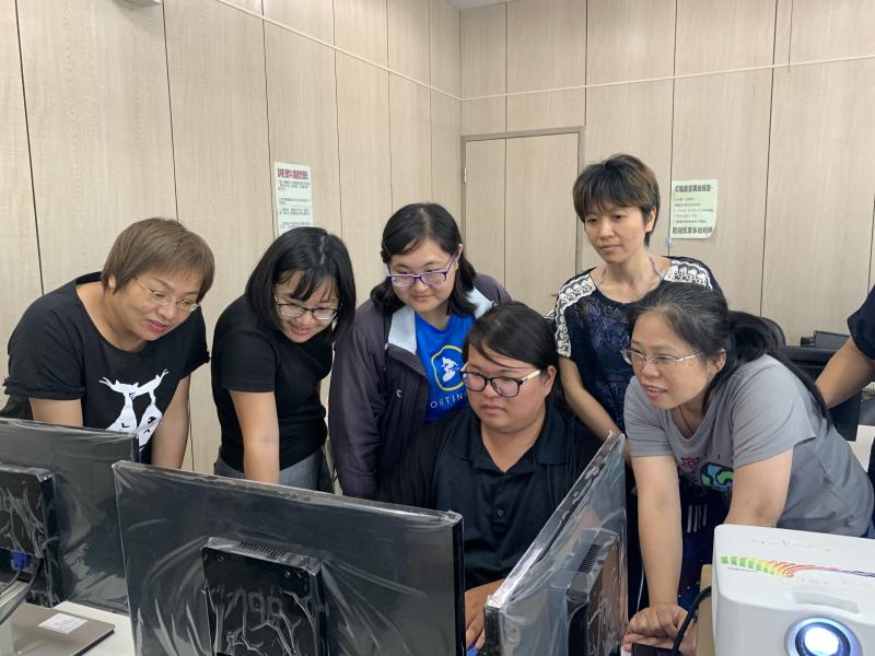 同學們互相學習、觀摩