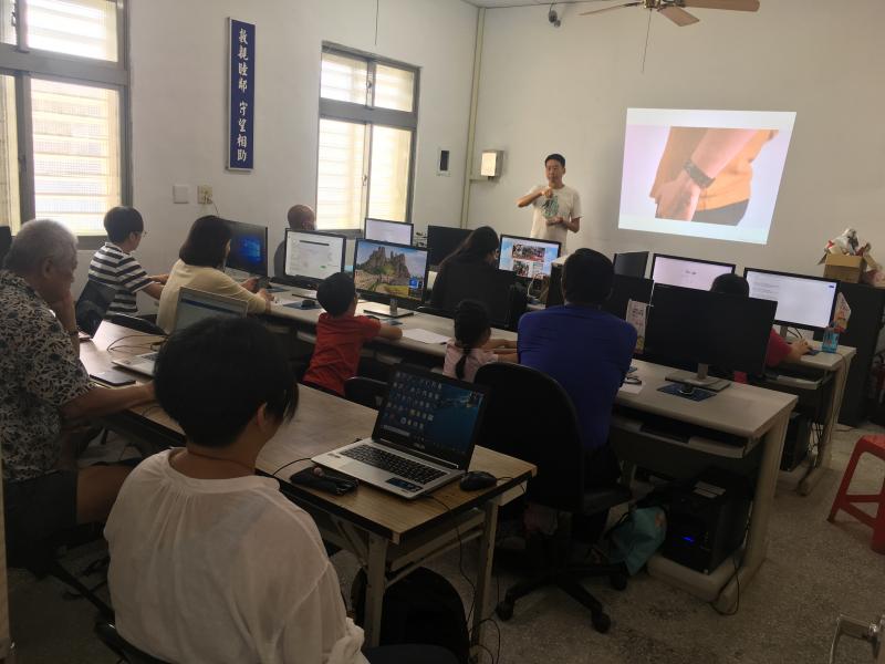 早上 老師講解雷射雕刻的應用