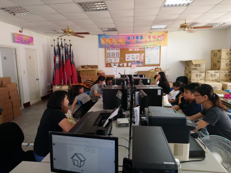 老師講解如何預防手機詐騙