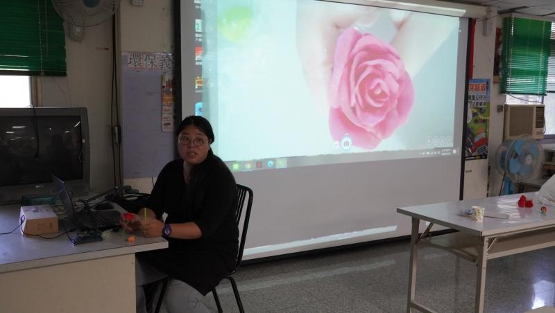 使用實物投影機讓學員瞭解詳細創作過程與細節。