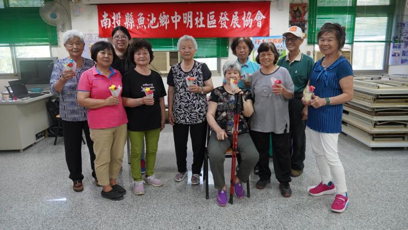 完成藝術作品與老師合影