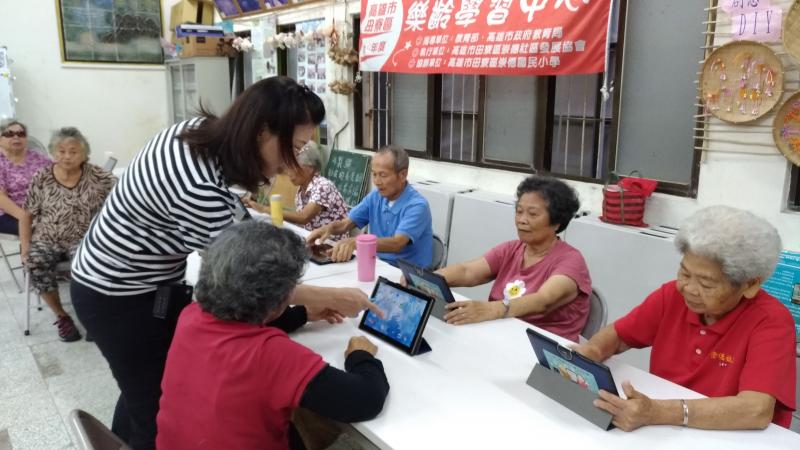 有些長者是第一次使用平板