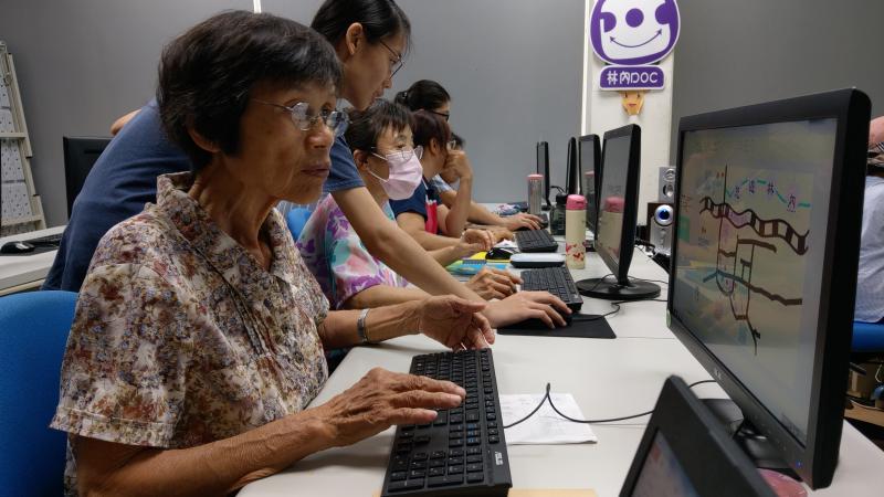 秀霞千歲少女之一:  我是最認真的學員，畫圖-張大眼睛跟他拚了