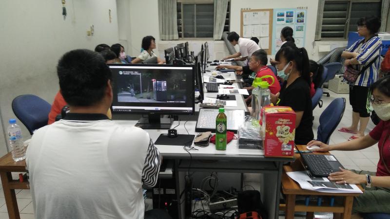 大家專心看講師操作