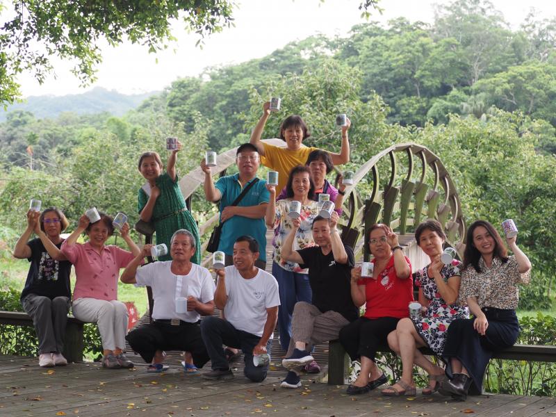 學員們開拿著成品開心合照