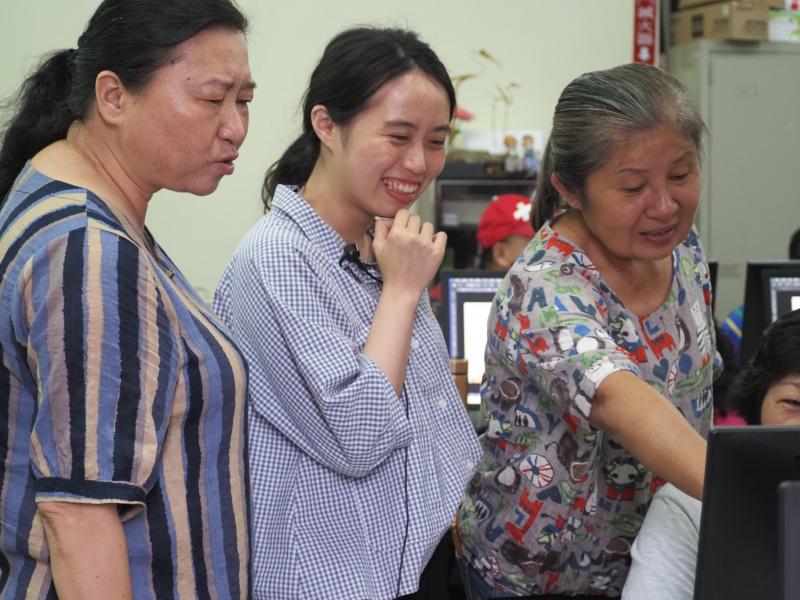 學員與老師一起討論作品