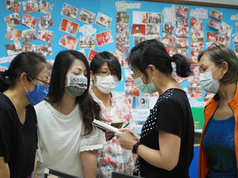 互相分享詩作的學員