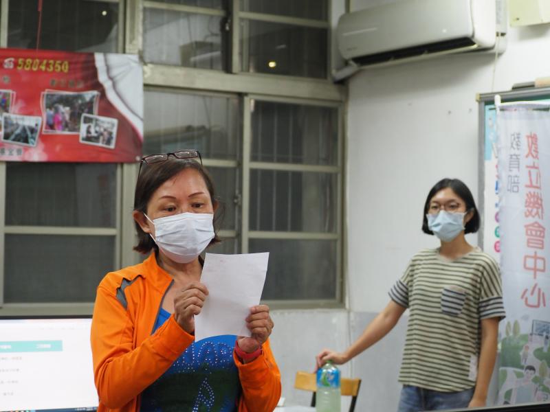 學員為全班朗讀詩作