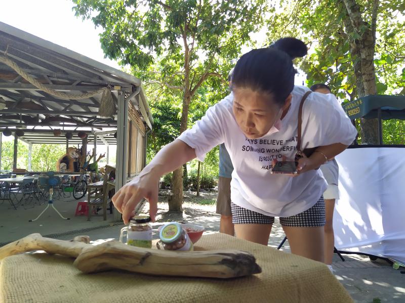 學員們練習擺設產品