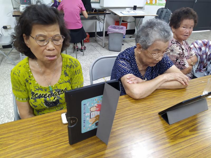 學員們觀看健康存摺影片介紹