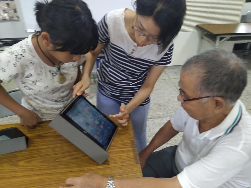 社區照服員協助長者操作平板