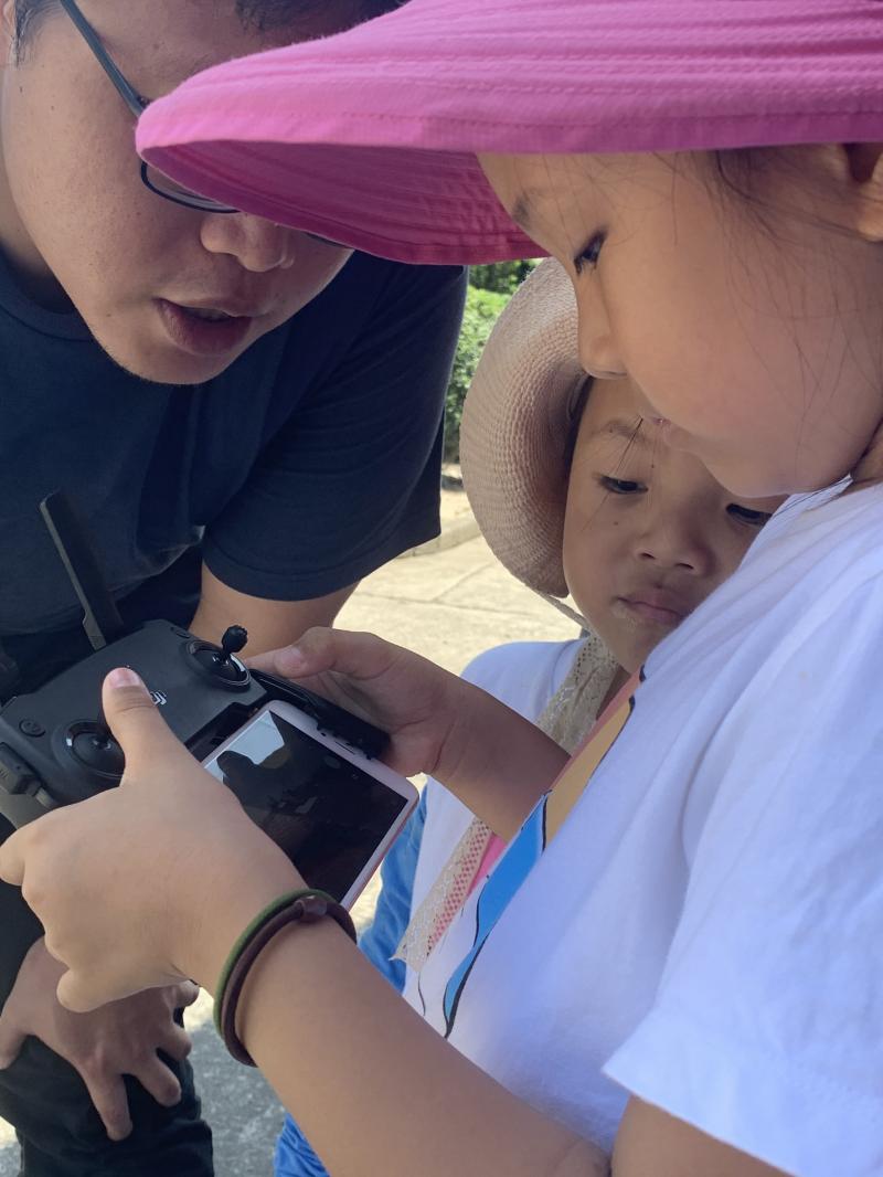 小朋友跟著外公、外婆一起來體驗操作空拍機