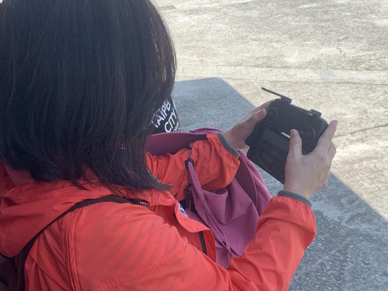 學員練習操作空拍機,透過空拍鏡頭認識美麗的故鄉