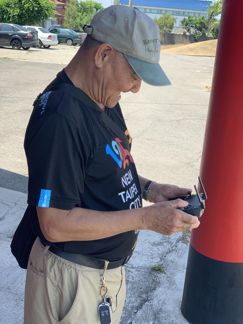 學員練習操作空拍機