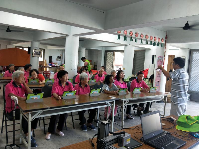 講師講解雷雕機器如何操作使用