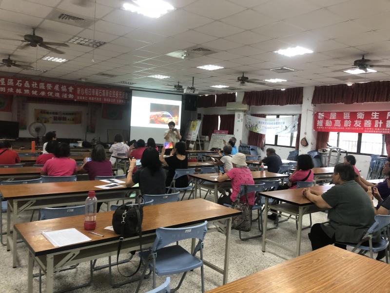 行動DOC - 石磊社區發展協會 攝影課程 講師和學員都認真付出中