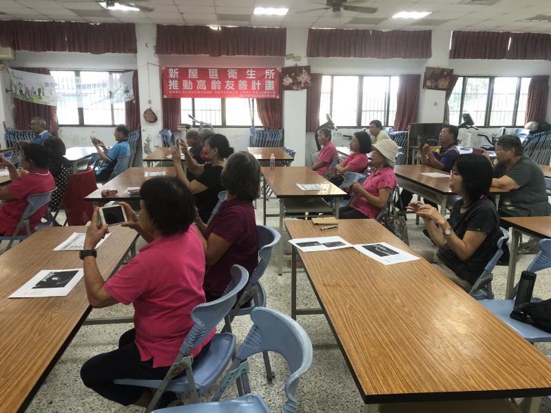 行動DOC - 石磊社區發展協會 攝影課程 學員拿手機配合課程進度