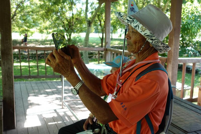 長輩學習用平板取景拍照