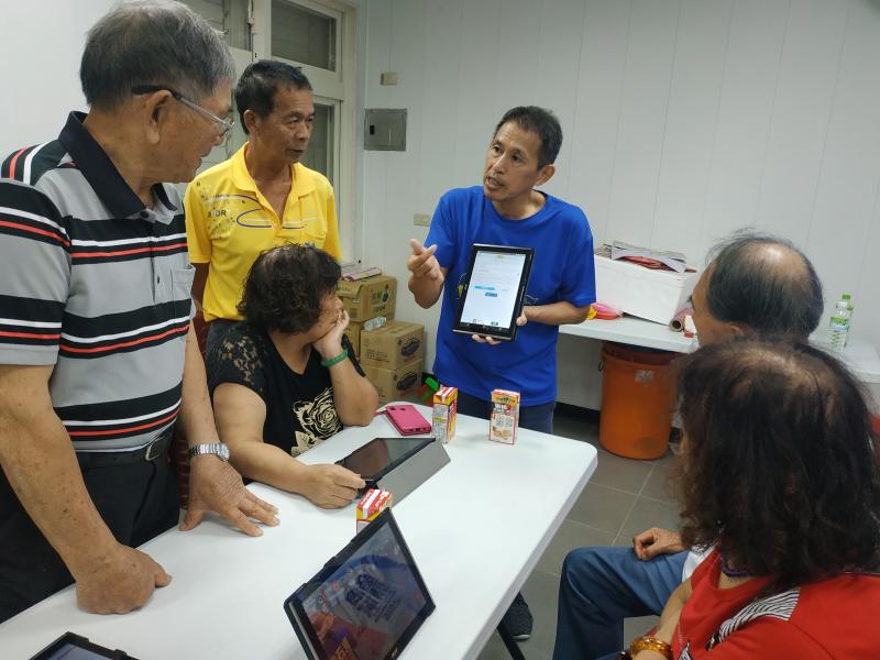 老師向長輩們示範訂票流程