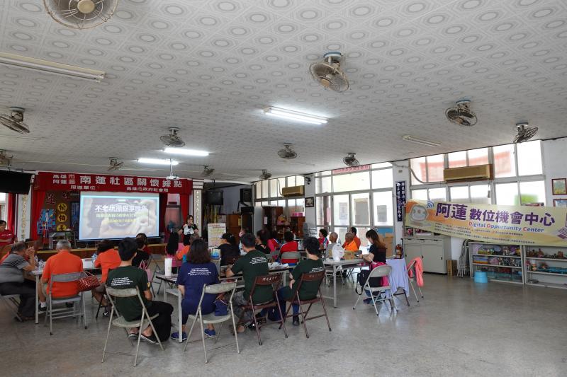 前進南蓮社區教長輩操作平板