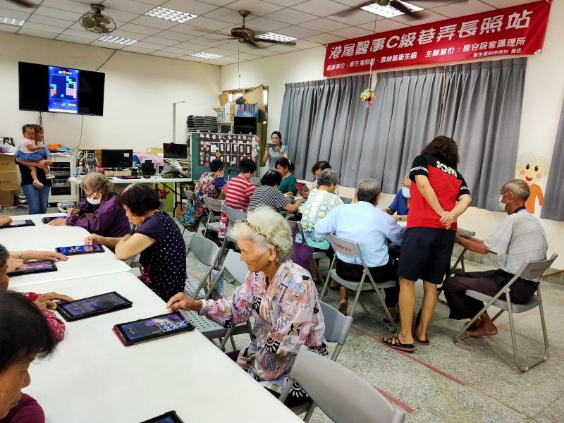 學員認真把玩下載的APP遊戲。