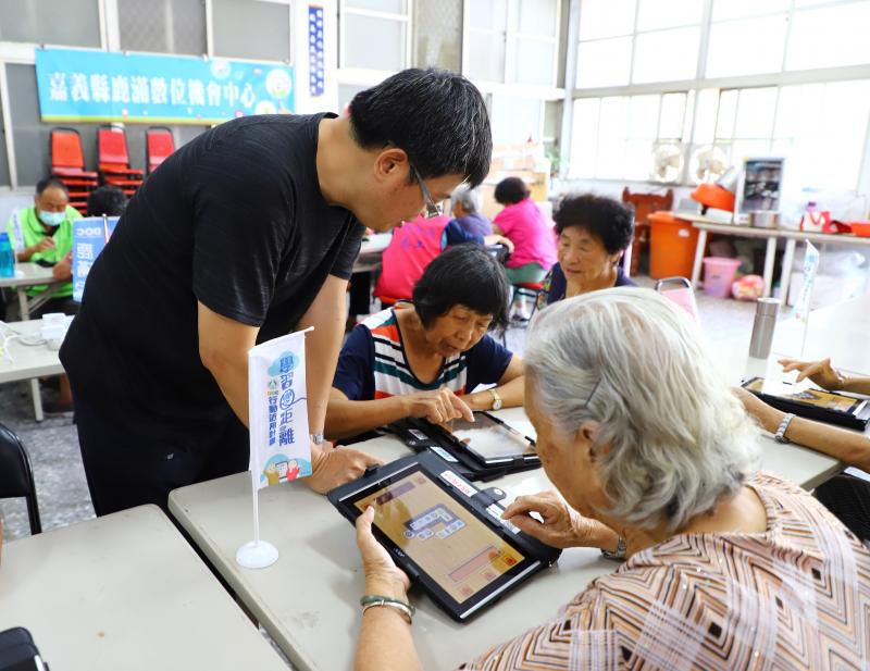 林老師個別指導學員如何使用方塊大師APP