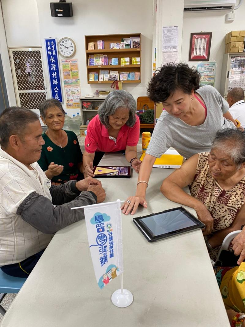 老師細心的解說平板的基本操作，及APP的使用方式和功能，長輩們都非常認真學習。