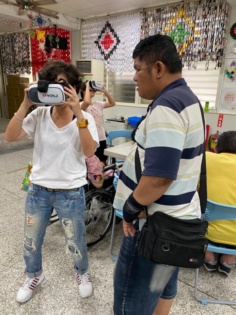 老師親自試玩示範解說ＶＲ的使用過程。
