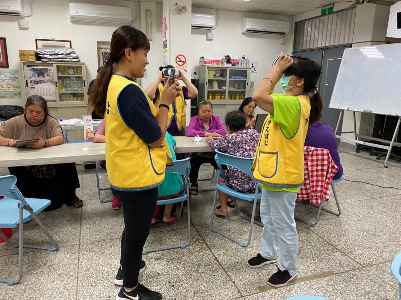 志工們也都忍不住親自試玩體驗了一番。